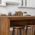 drewniany stół w kuchni