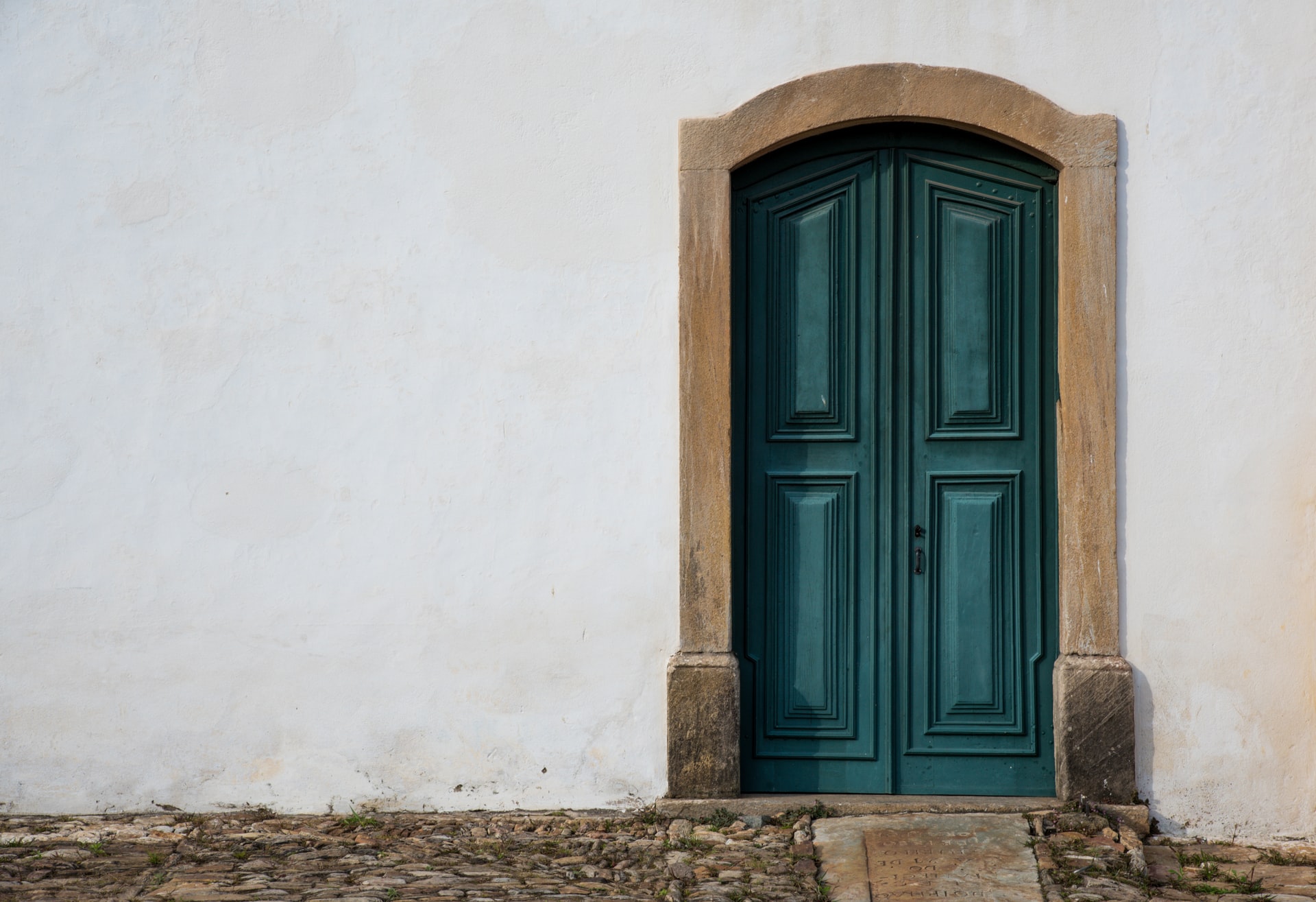 Jakie powinny być zewnętrzne drzwi w mieszkaniu?