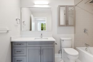 Łazienka z wanną i prysznicem w bloku – jak urządzić?