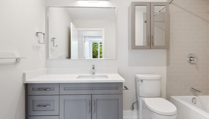 Łazienka z wanną i prysznicem w bloku – jak urządzić?