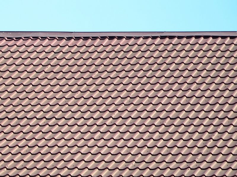 Malowanie dachu z blachy – jak odnowić pokrycie blaszane?
