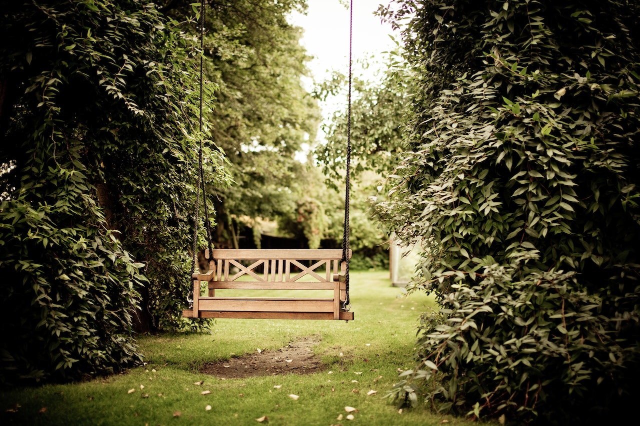 Huśtawki ogrodowe – relaks w Twoim ogrodzie