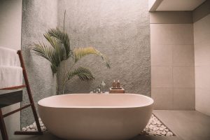 Remont łazienki: jakie rozwiązania wybrać, aby zapewnić sobie wygodę i komfort?