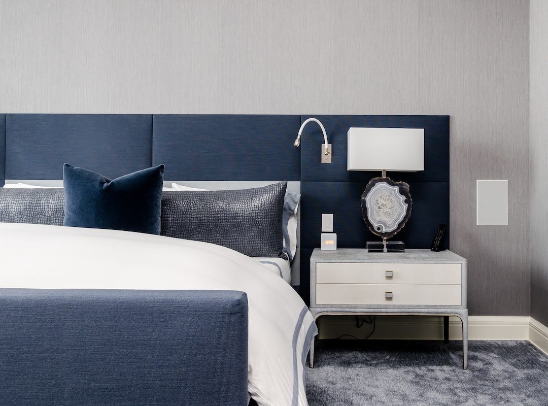 Jak wybrać idealne łóżko tapicerowane welurem do małej sypialni?